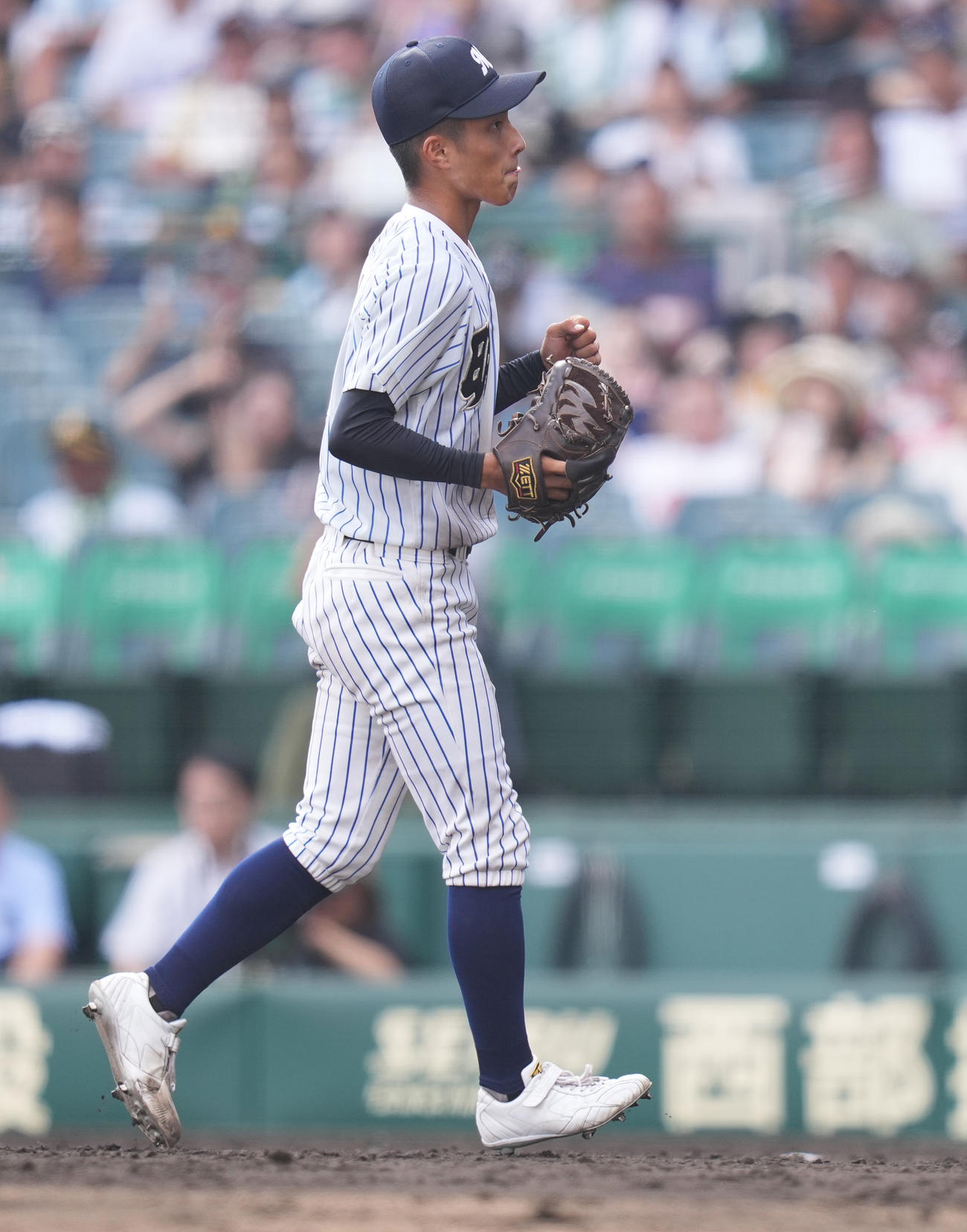 鳥取城北対明徳義塾　完封勝利しガッツポーズする明徳義塾・池崎（撮影・鈴木みどり）