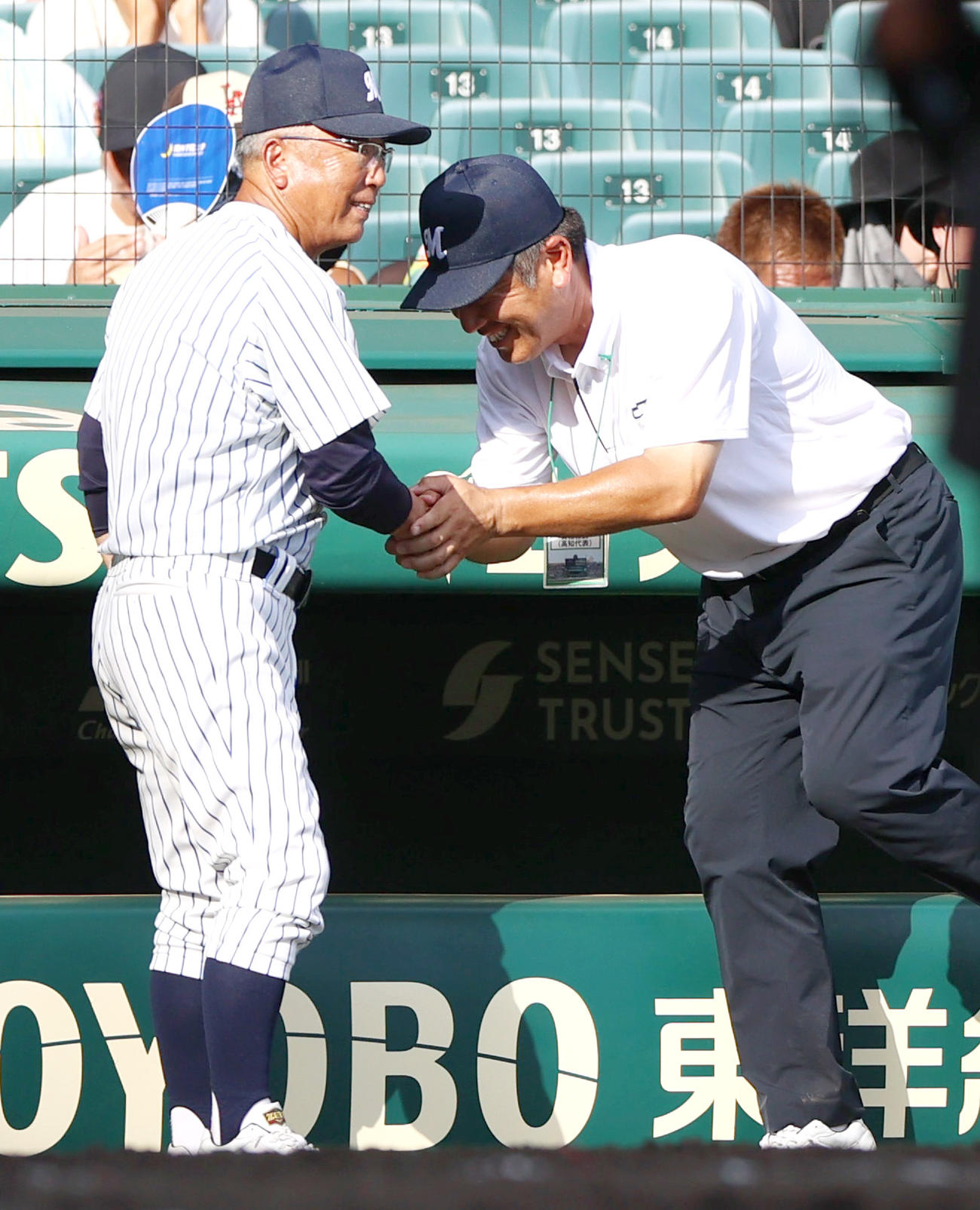 鳥取城北対明徳義塾　鳥取城北に勝利した明徳義塾・馬淵監督（左）は佐藤責任教師とガッチリ握手をかわす（撮影・上山淳一）