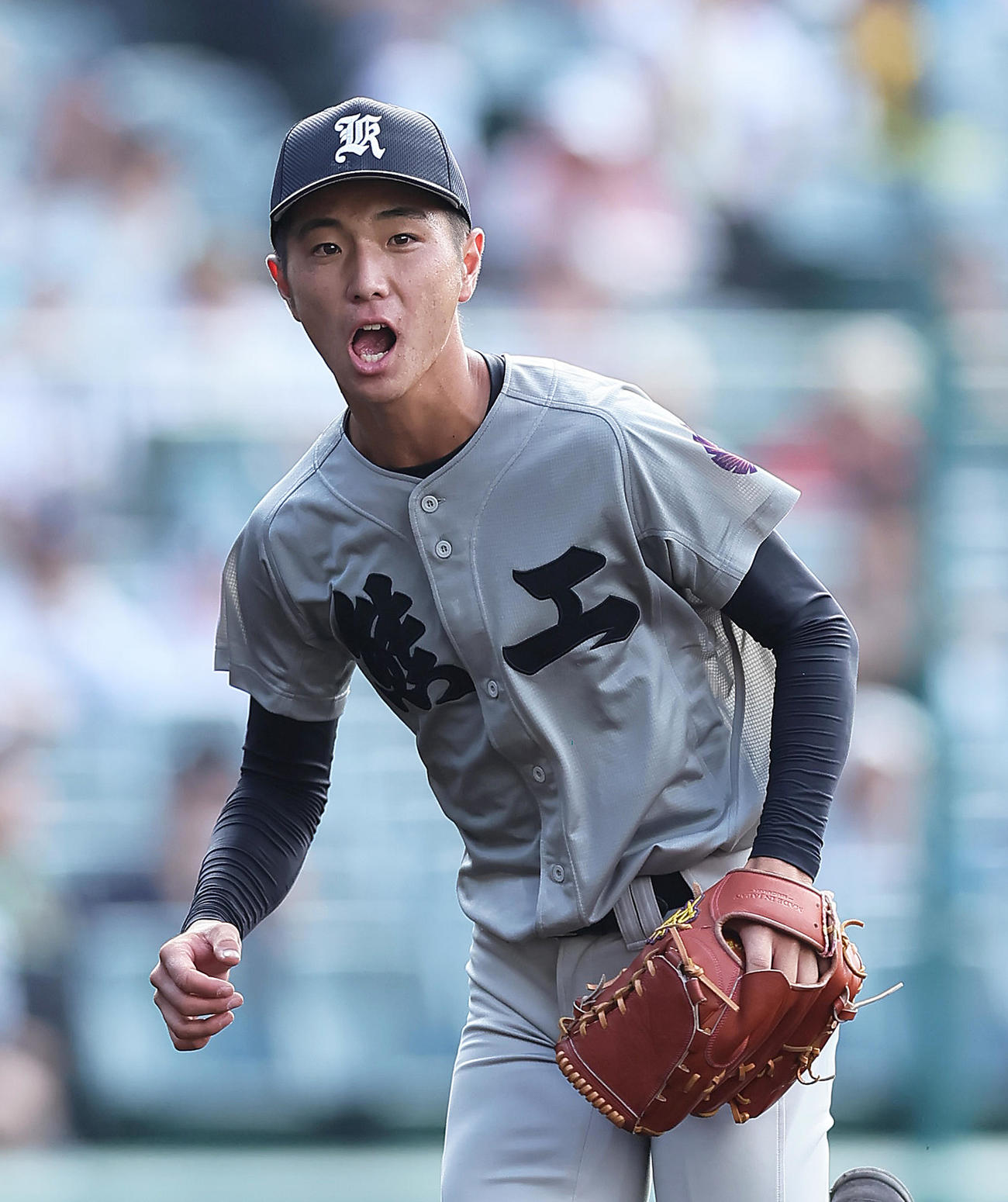 広陵対熊本工　3回表広陵2死一、二塁、土居を空振り三振に仕留めた山本（撮影・足立雅史）