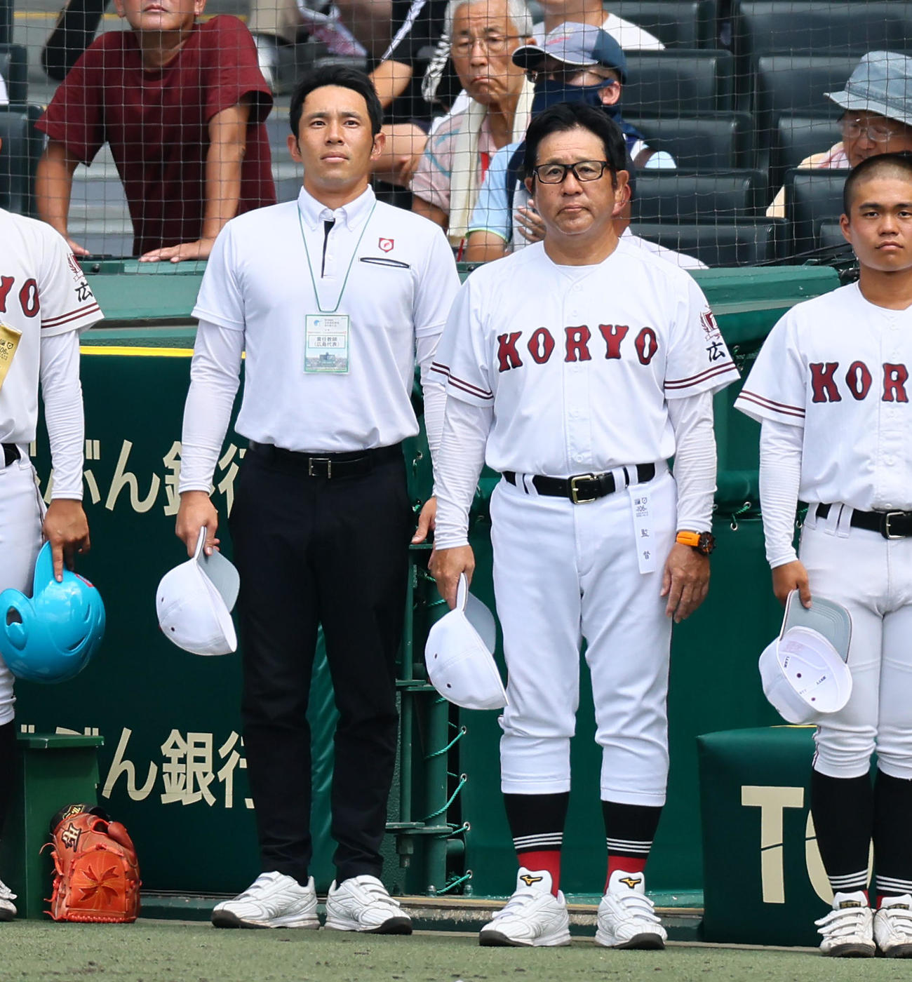 広陵対熊本工　並んで校歌を聞く広陵・中井哲監督（右）と中井惇部長（撮影・加藤哉）