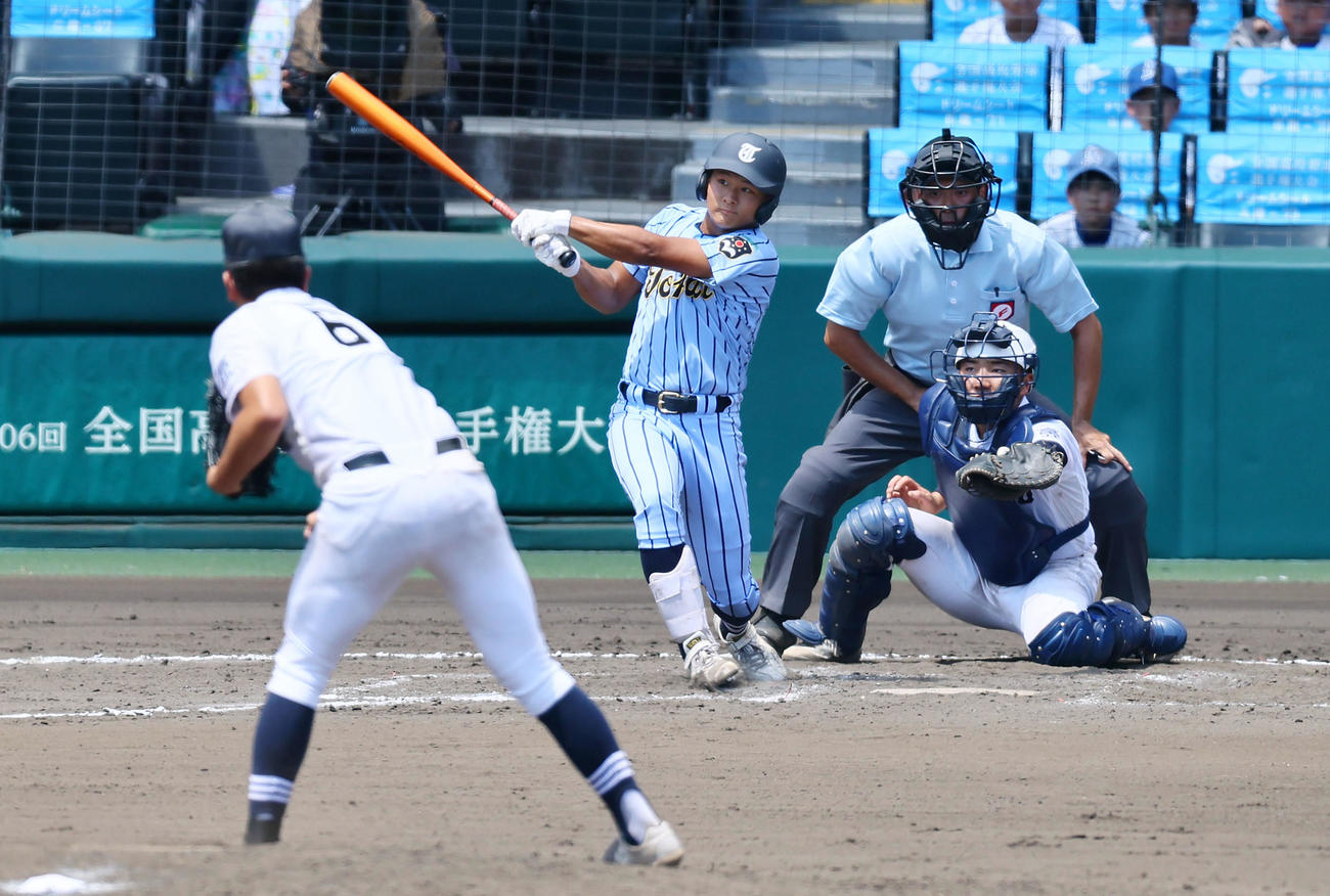 東海大相模対富山商　8回表東海大相模1死、柴田は右越えソロ本塁打を放つ。投手森（撮影・加藤哉）
