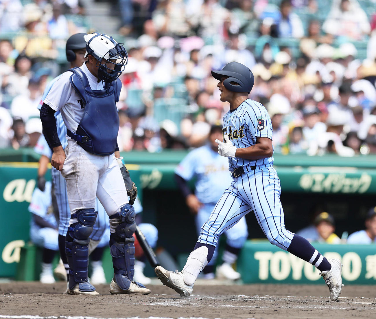 東海大相模対富山商　8回表東海大相模1死、柴田（右）は今大会第1号となる本塁打を放つ（撮影・足立雅史）