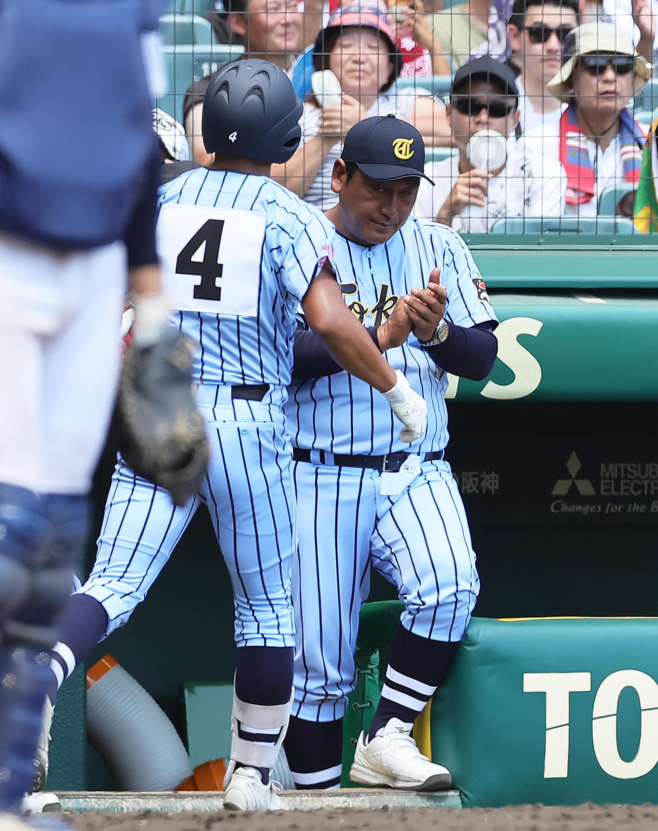 東海大相模対富山商　8回表東海大相模1死、今大会第1号となる本塁打を放った柴田（左）を迎える原監督＝（撮影・足立雅史）
