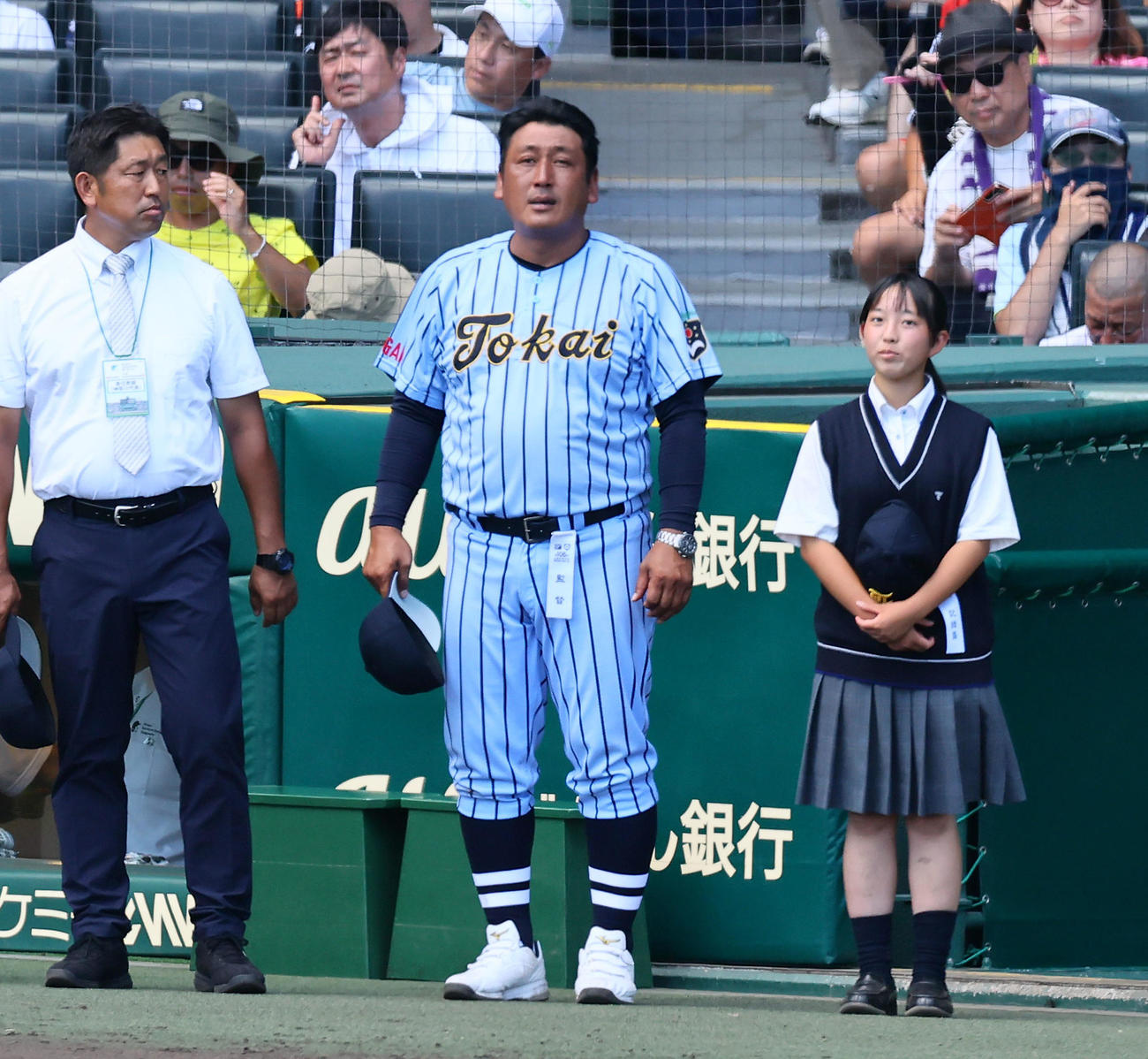 東海大相模対富山商　富山商に勝利しベンチ前に整列する東海大相模・原監督。右はマネージャーの岡村日和さん（撮影・加藤哉）