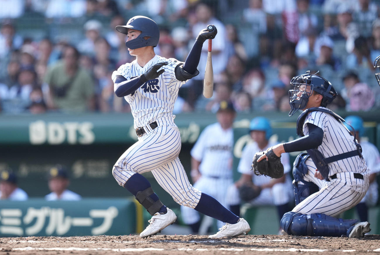 鳥取城対明徳義塾　7回裏明徳義塾2死二塁、左前適時打を放つ里山（撮影・鈴木みどり）