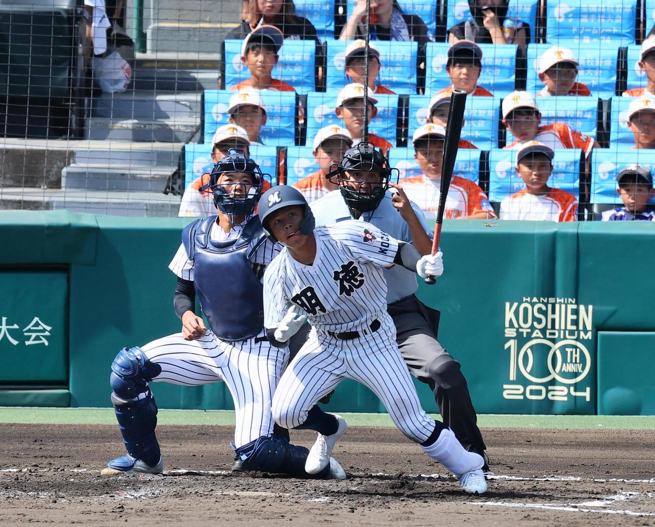 鳥取城北対明徳義塾　2回裏明徳義塾1死二塁、平尾は左越えに適時二塁打を放つ（撮影・藤尾明華）