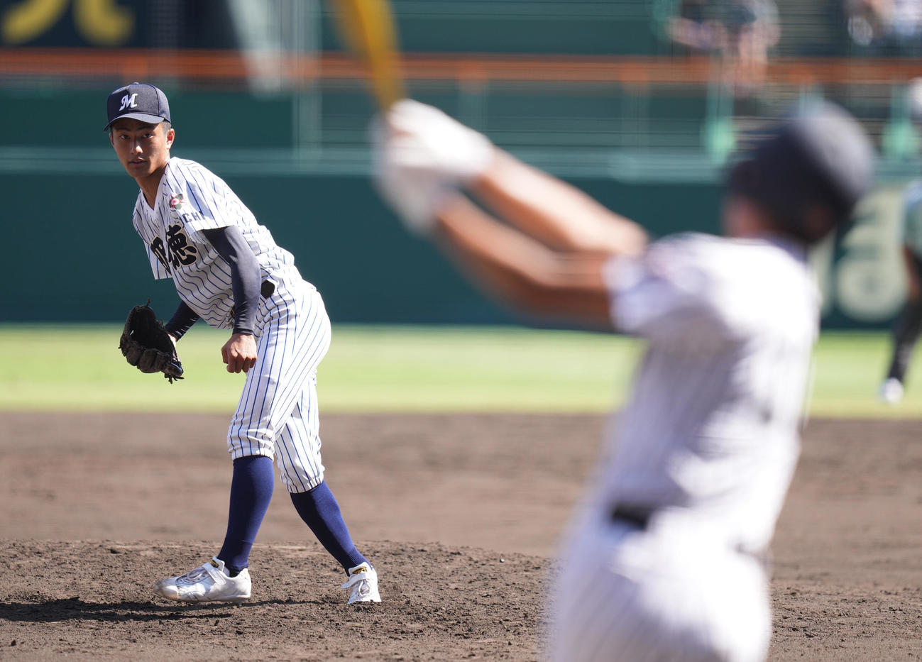 鳥取城北対明徳義塾　5回表鳥取城北2死、田中を空振り三振に仕留める池崎（撮影・鈴木みどり）