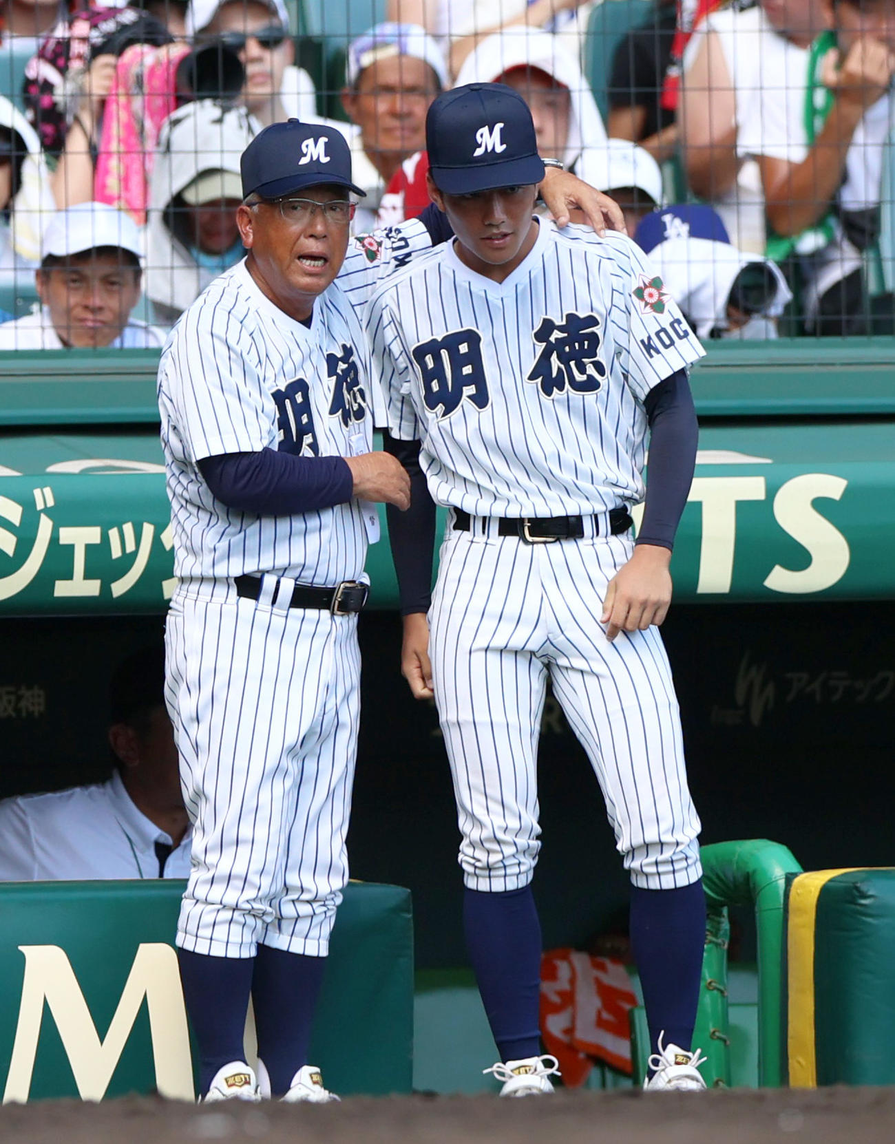 鳥取城北対明徳義塾　4回表鳥取城北1死一、二塁、明徳義塾・馬淵監督（左）は矢野を伝令に送る（撮影・上山淳一）