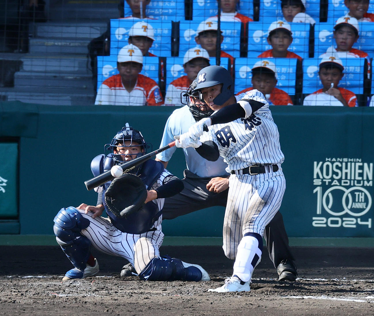 鳥取城北対明徳義塾　7回裏明徳義塾2死、平尾は左越えに二塁打を放つ（撮影・藤尾明華）