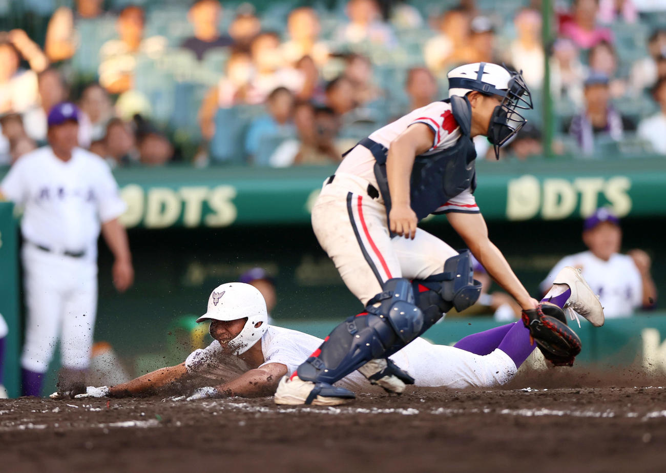 北陸対関東第一　4回裏関東第一1死二塁、熊谷の中前適時打で二走・越後（左）が生還する。捕手・小矢（撮影・上山淳一）