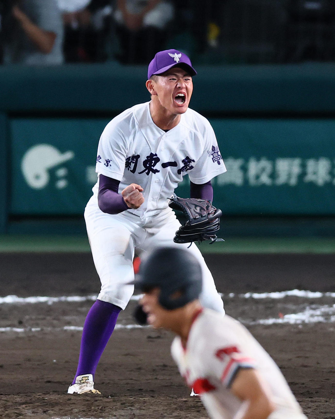 北陸対関東第一　9回表北陸1死一、二塁、高野を遊直に打ち取りガッツポーズをする坂井（撮影・藤尾明華）