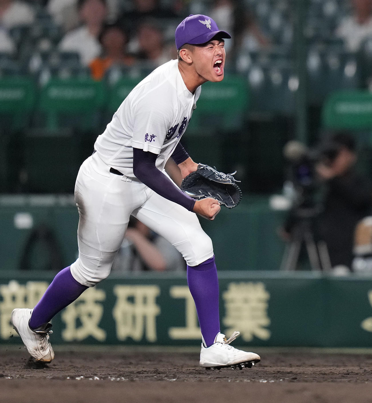 北陸対関東第一　北陸に勝利し、雄たけびを上げる関東第一・坂井（撮影・鈴木みどり）