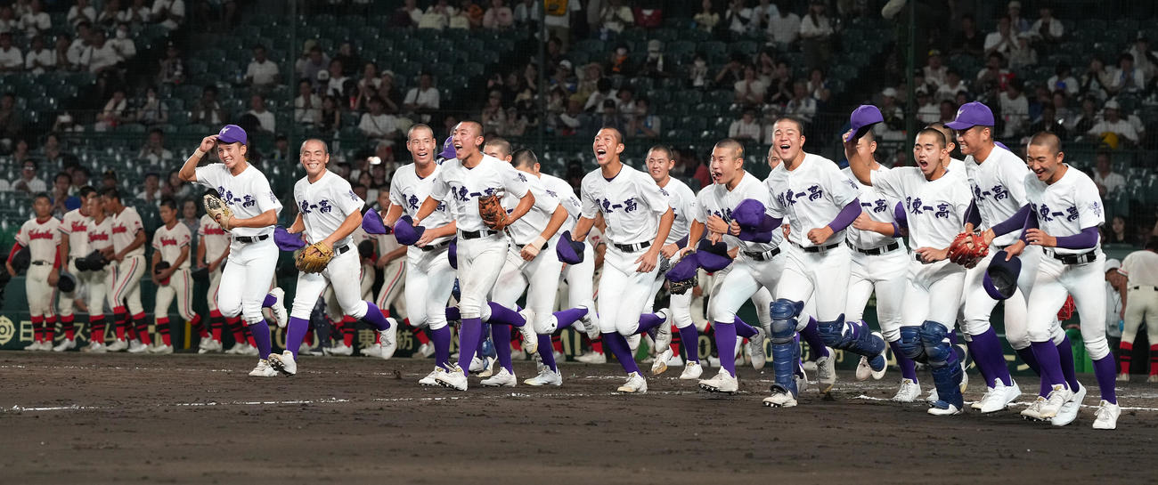 北陸対関東第一　北陸に勝利し、笑顔で駆け出す関東第一ナイン（撮影・鈴木みどり）