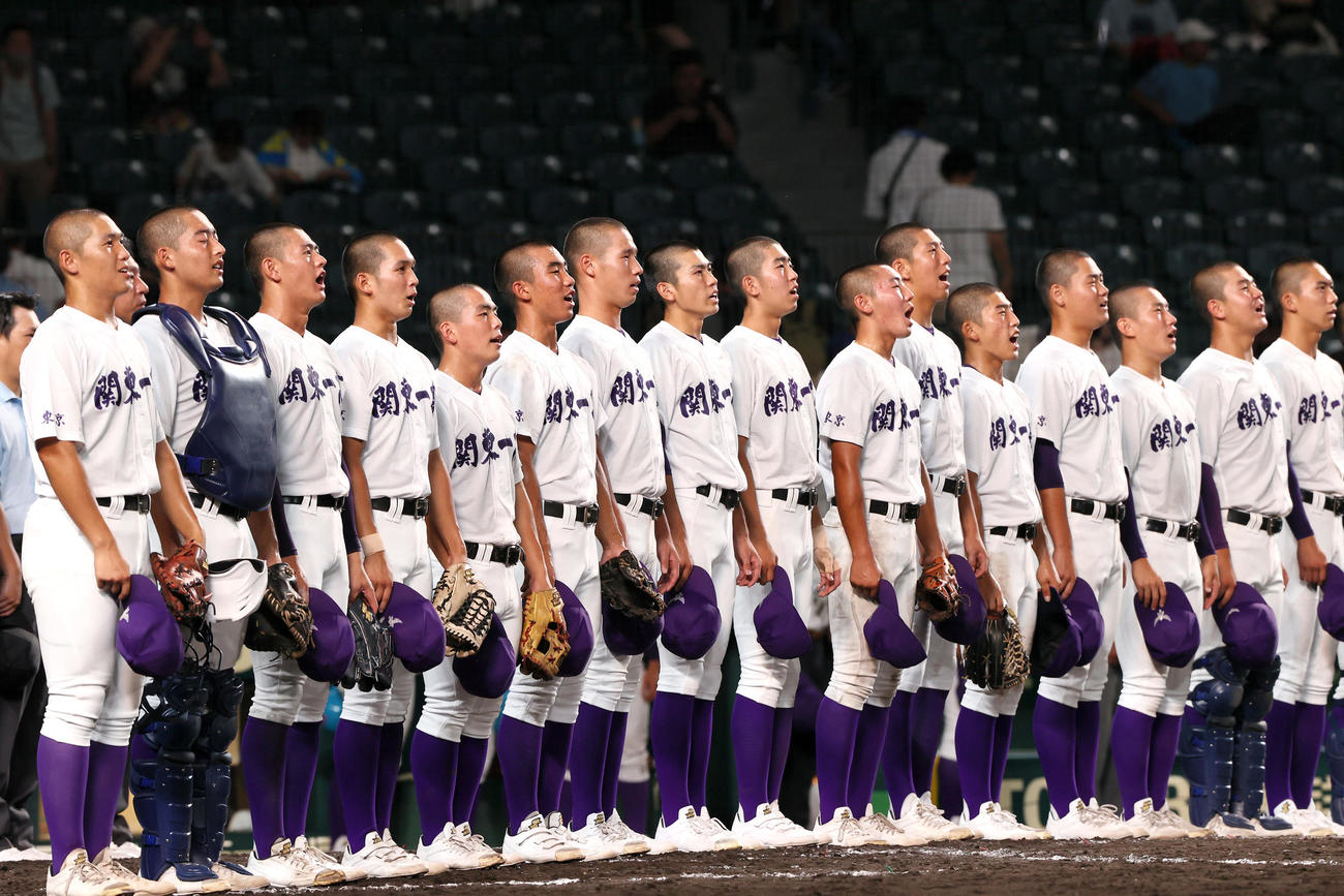 北陸対関東第一　北陸に勝利し、校歌を斉唱する関東第一ナイン（撮影・上山淳一）