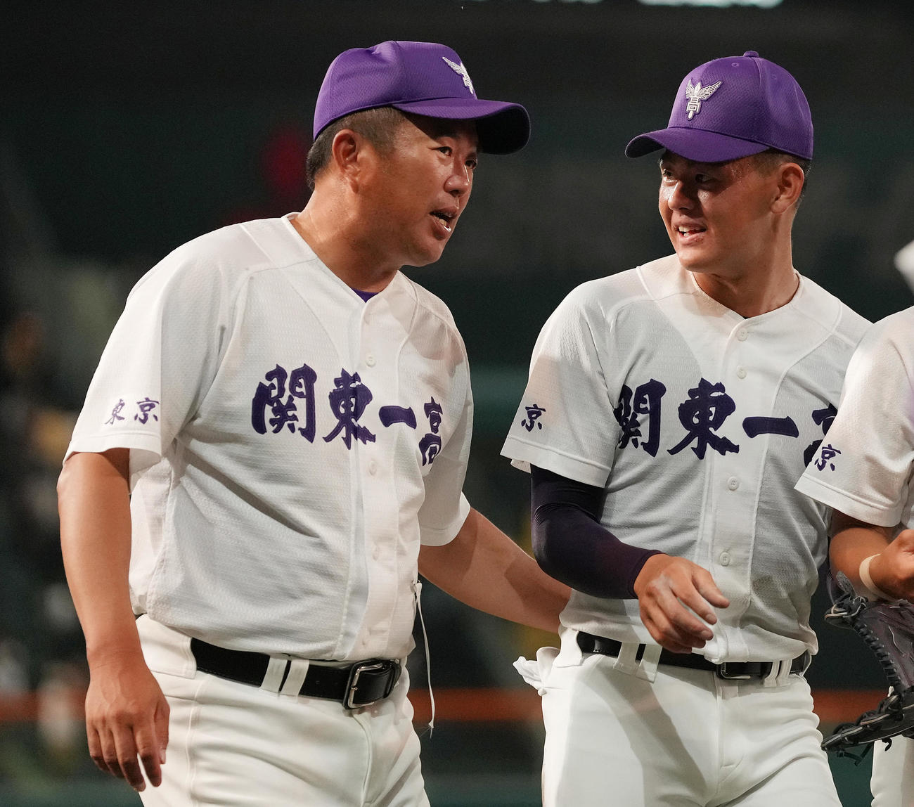 北陸対関東第一　北陸に勝利し、坂井（右）に声をかける関東第一・米沢監督（撮影・鈴木みどり）
