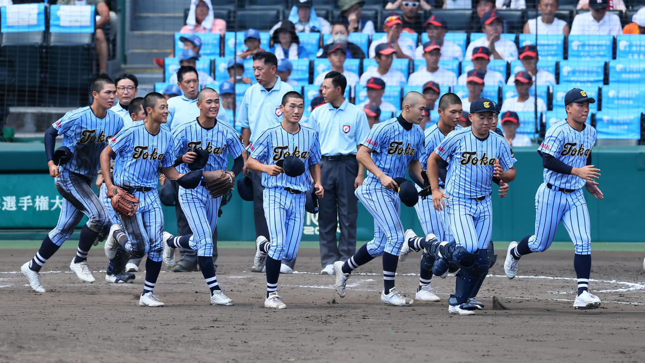 東海大相模対富山商　富山商に勝利しアルプススタンドへあいさつに向かう東海大相模ナイン（撮影・加藤哉）