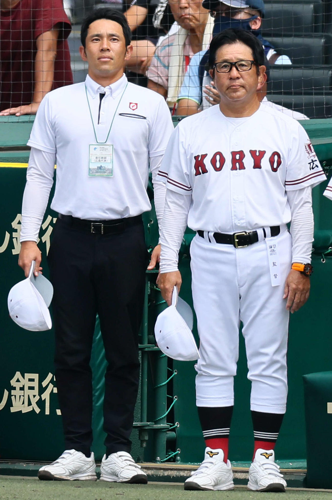広陵対熊本工　勝利した広陵・中井哲監督（右）と中井惇部長は校歌を聞く（撮影・加藤哉）
