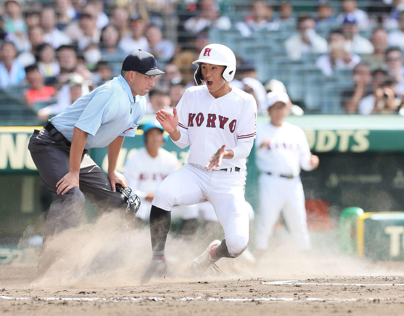 広陵対熊本工　7回表広陵1死二、三塁、浜本の右前2点適時打で生還した白髪（撮影・足立雅史）