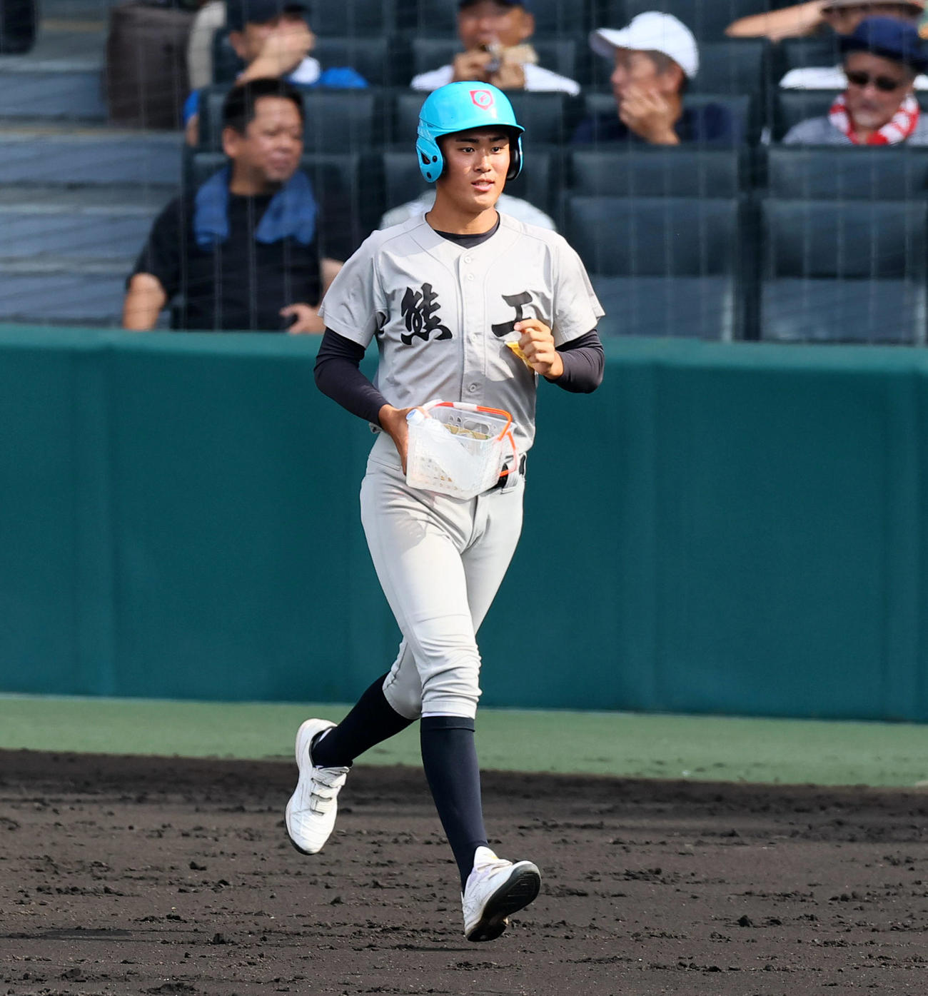 広陵対熊本工　2回裏を終え熊本工補助員の広永は審判へ水を配る（撮影・加藤哉）