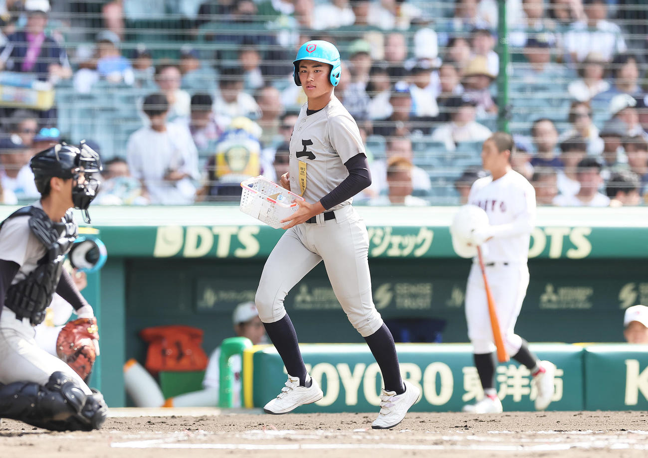 広陵対熊本工　熊本工・広永は補助員を務め審判員へ水を配る（撮影・足立雅史）