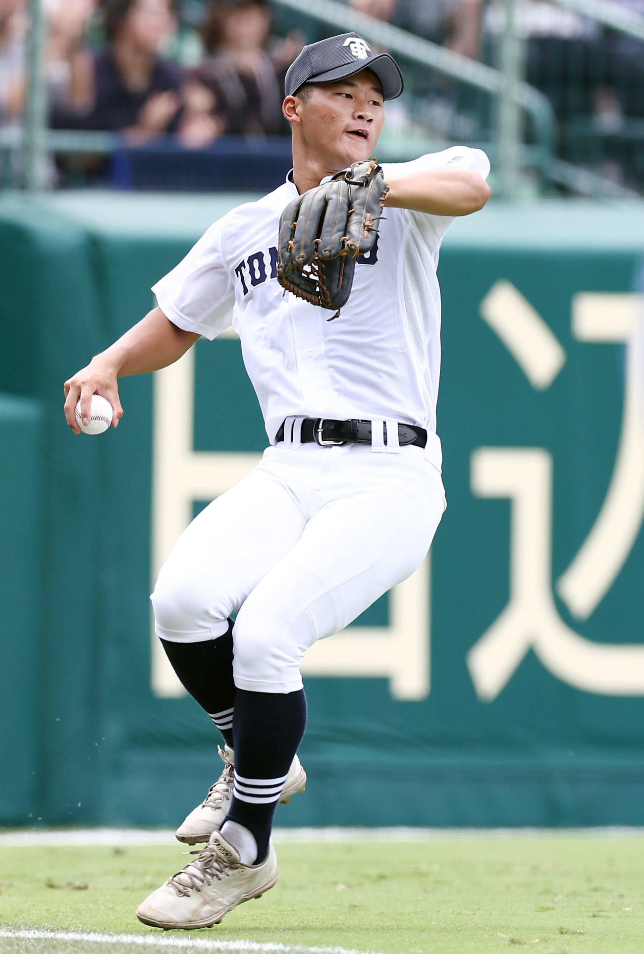 東海大相模対富山商　1回表東海大相模無死、才田の左前打を処理する新井（撮影・前田充）