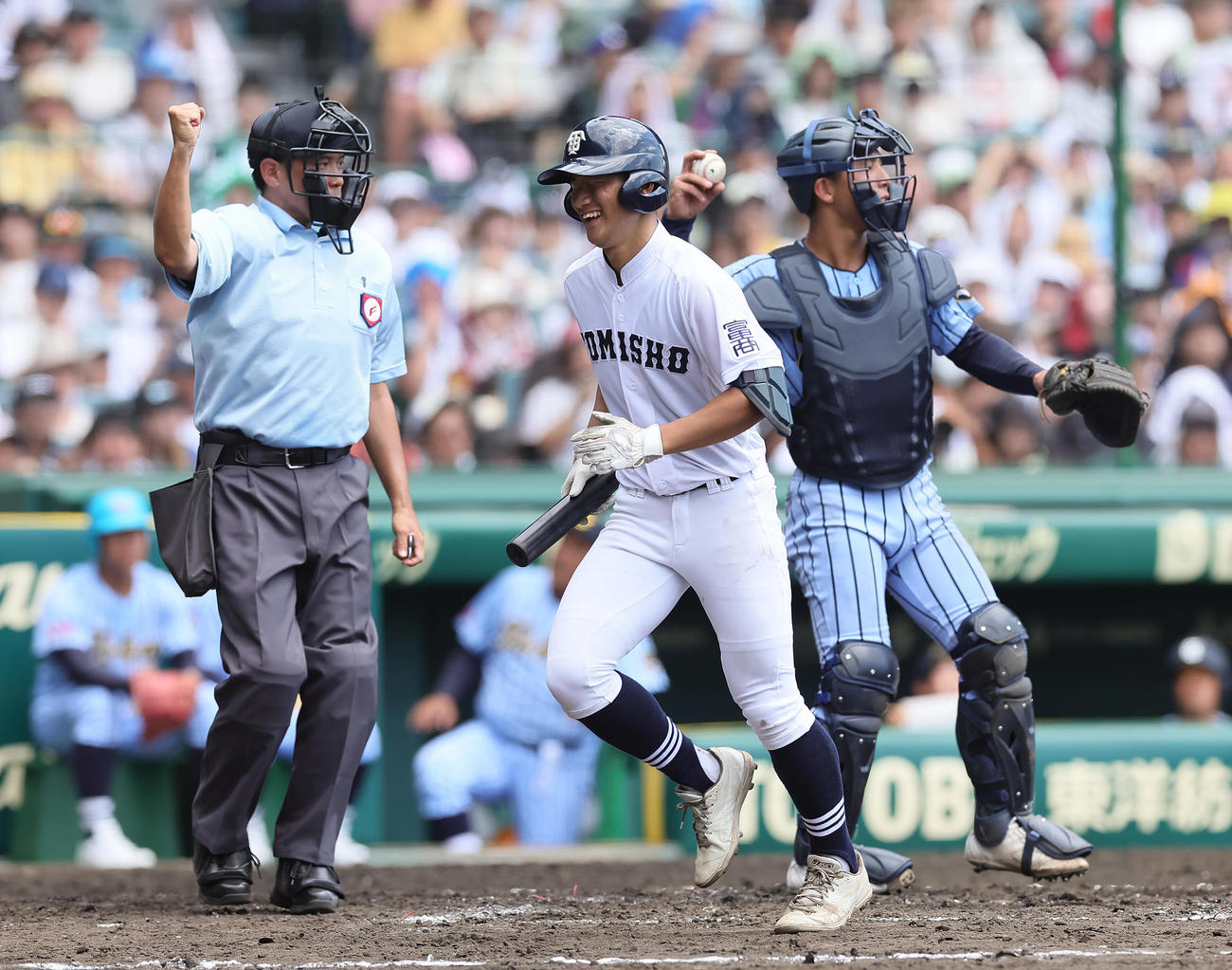 東海大相模対富山商　3回裏富山商1死一塁、新井は空振り三振に倒れるも笑顔を見せる（撮影・足立雅史）