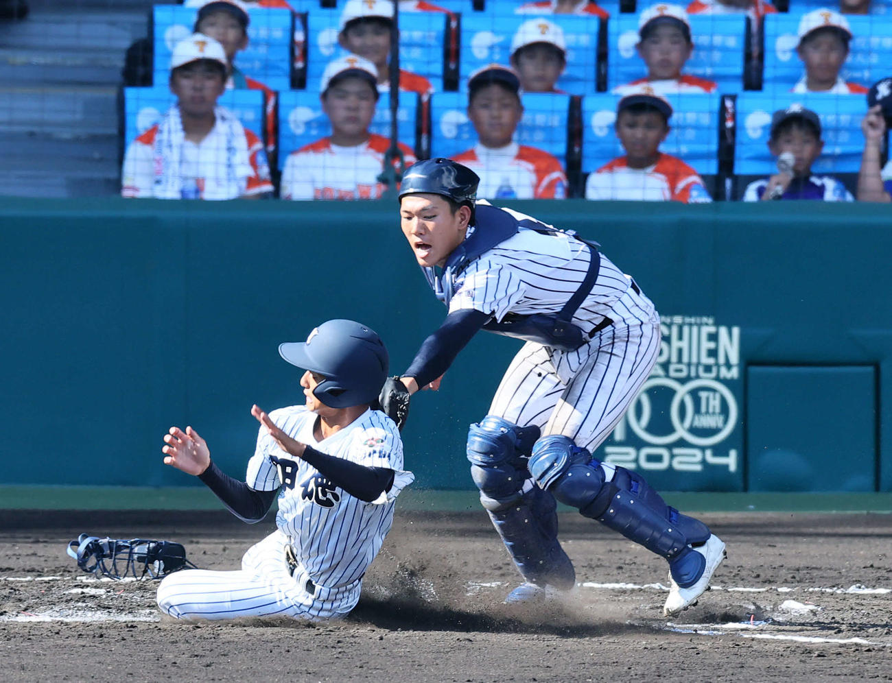 鳥取城北対明徳義塾　6回裏明徳義塾1死二、三塁、山畑の三ゴロで池崎がホームを狙うもタッチアウト。捕手石黒（撮影・藤尾明華）