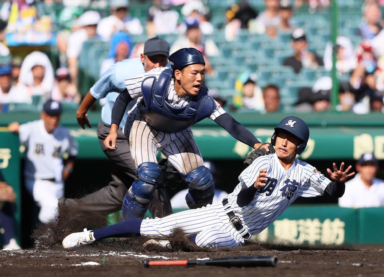 鳥取城北対明徳義塾　6回裏明徳義塾1死二、三塁、池崎（右）は山畑の三ゴロで本塁突入も憤死。捕手石黒（撮影・上山淳一）