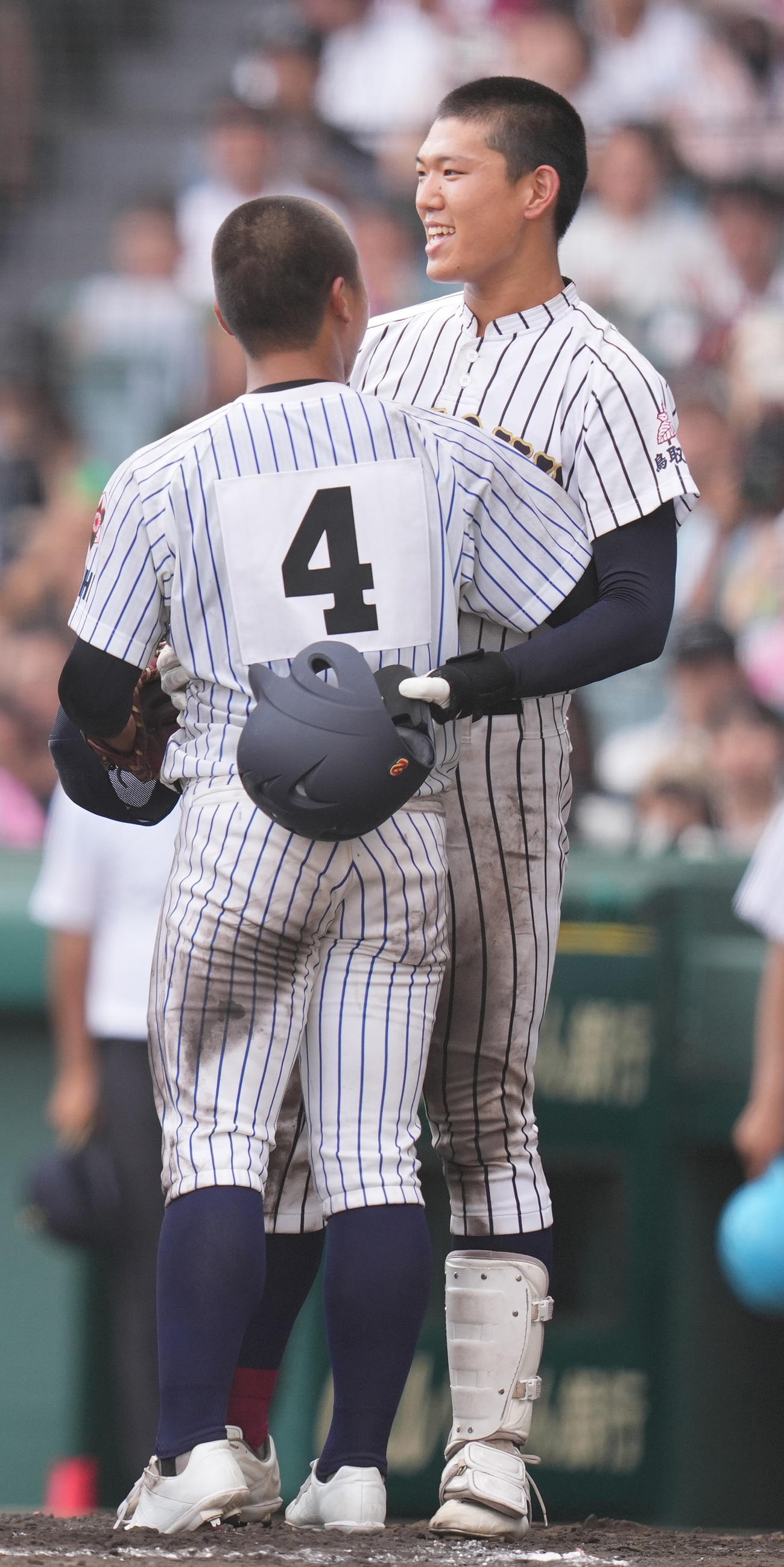 鳥取城北対明徳義塾　試合後、明徳義塾・平尾（左）と健闘をたたえ合う鳥取城北・石黒（撮影・鈴木みどり）