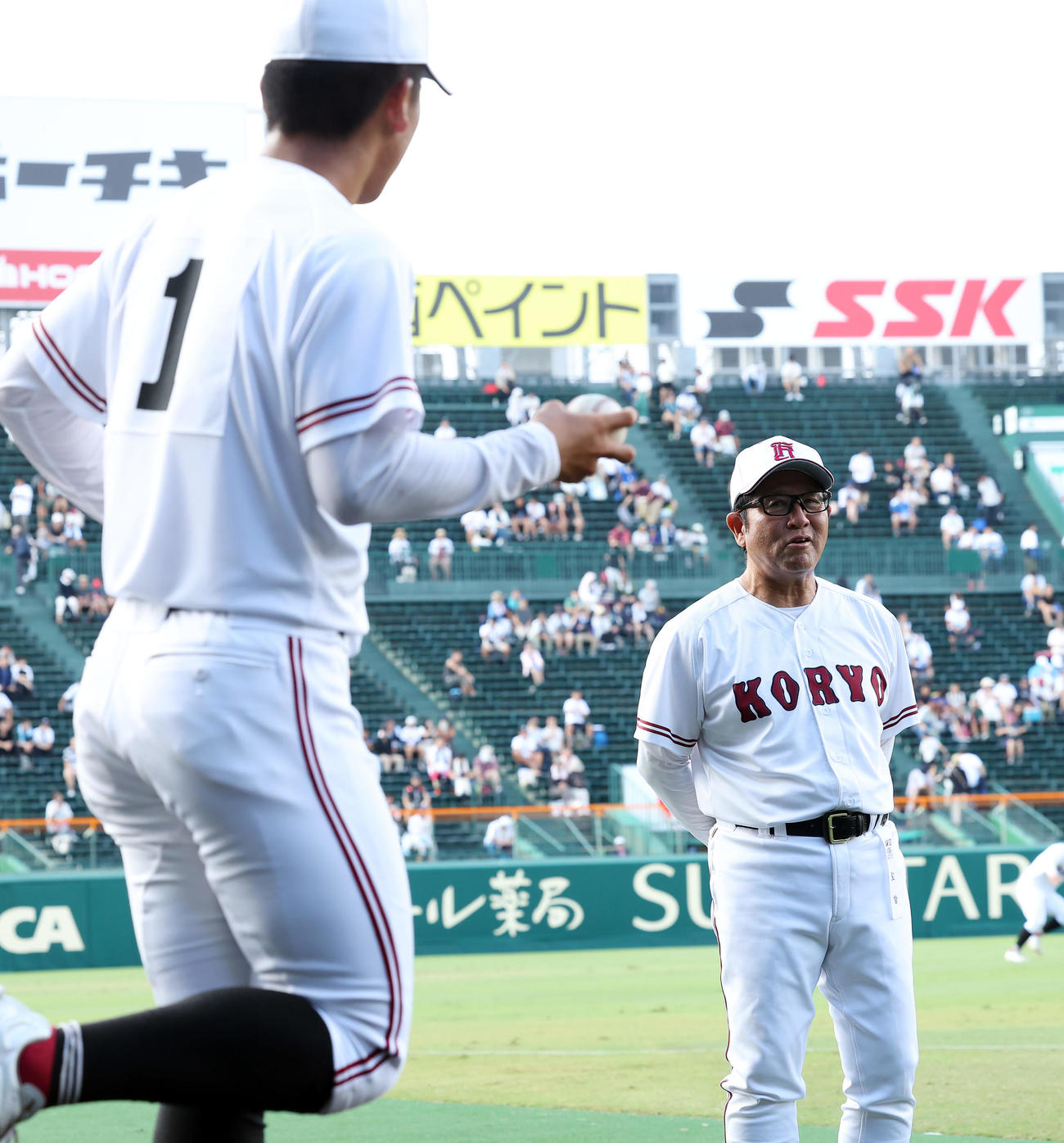 広陵対熊本工　試合前、先発する広陵・高尾に声を掛ける中井監督（撮影・前田充）