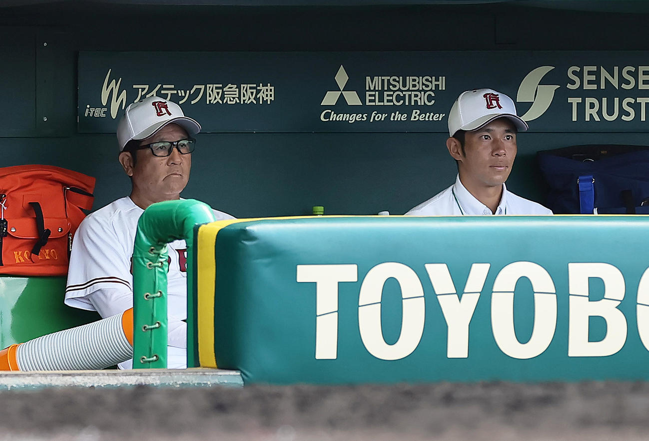 広陵対熊本工　戦況を見つめる広陵の中井哲之監督（左）と中井惇一部長（撮影・足立雅史）