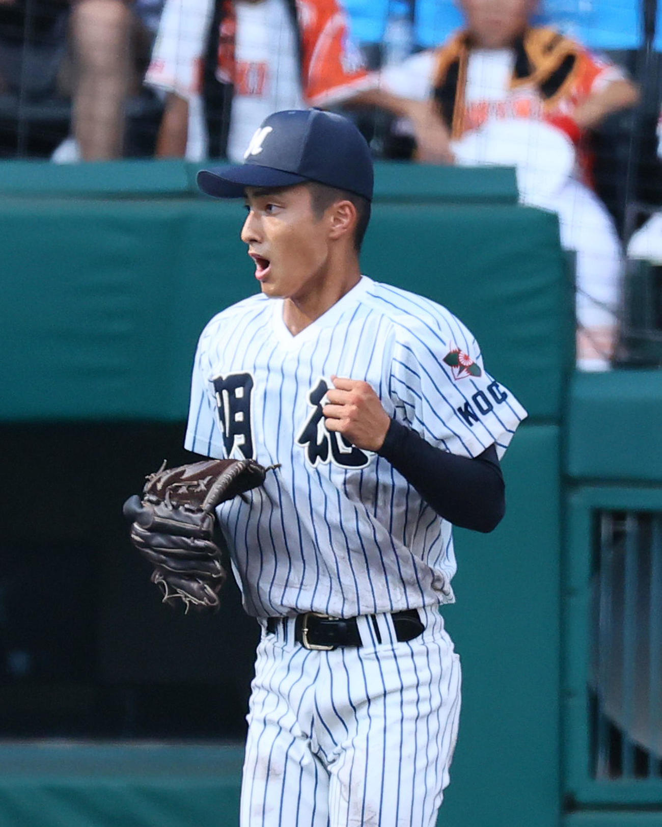 鳥取城北対明徳義塾　最後の打者を打ち取りガッツポーズをする明徳義塾・池崎（撮影・藤尾明華）