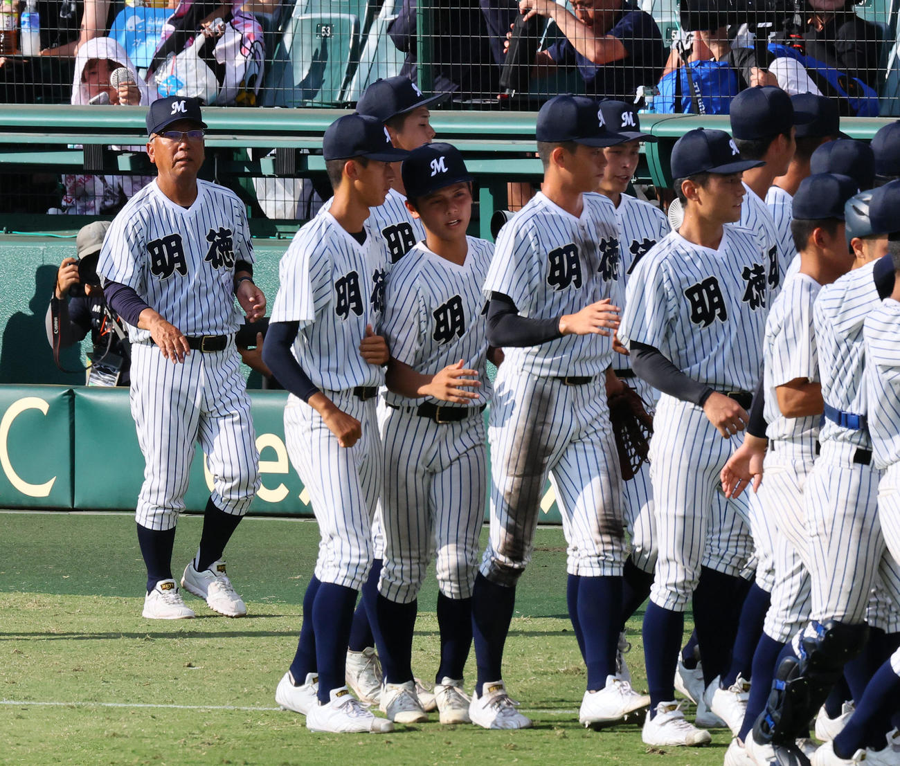 鳥取城北対明徳義塾　鳥取城北に勝利し、スタンドに向かう明徳義塾・馬淵監督（左端）（撮影・藤尾明華）