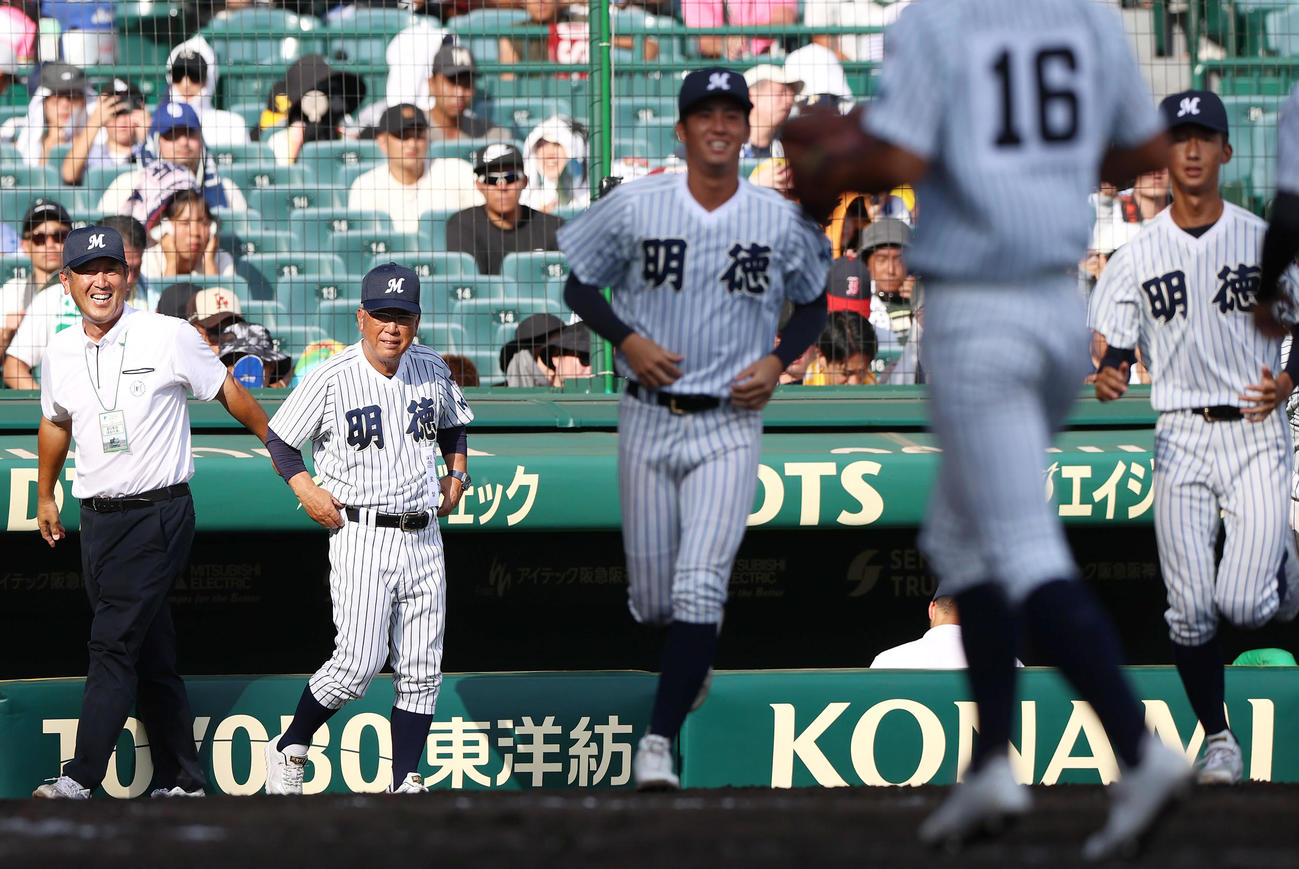 鳥取城北対明徳義塾　鳥取城北に勝利し笑顔を見せる明徳義塾・馬淵監督（左から2人目）（撮影・上山淳一）