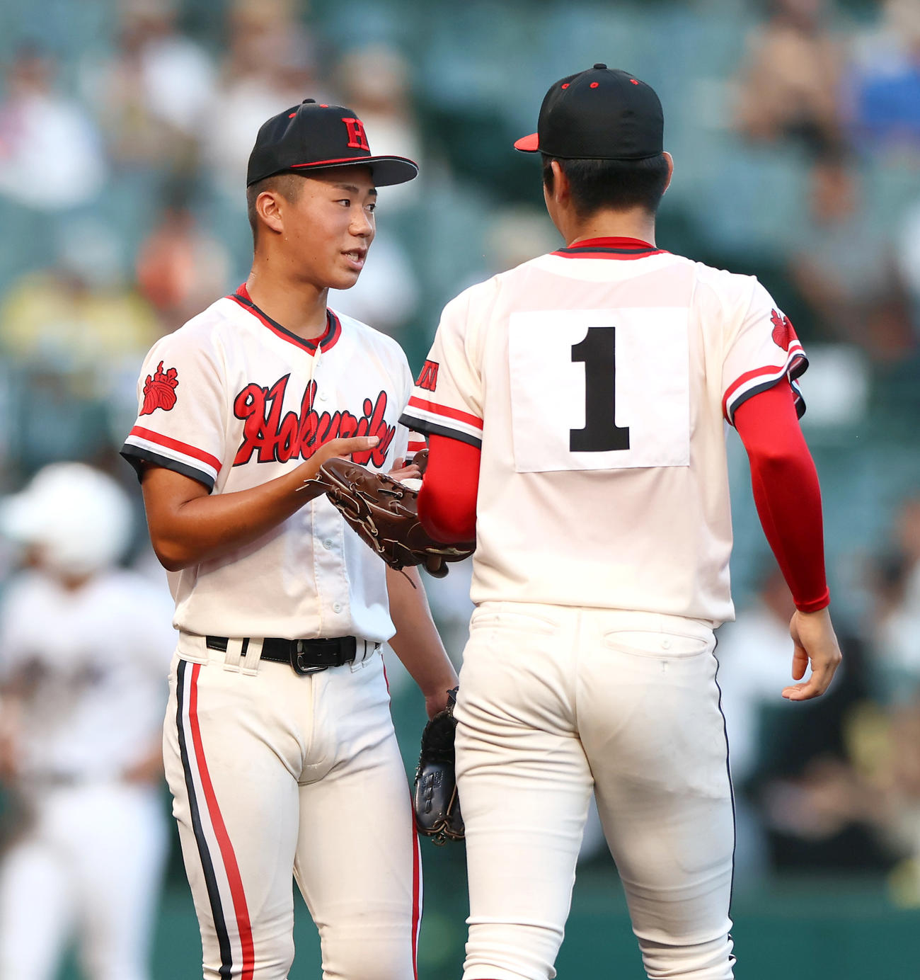 北陸対関東第一　5回裏関東第一1死満塁、竹田煌（左）は兄海士にマウンドを託す（撮影・上山淳一）