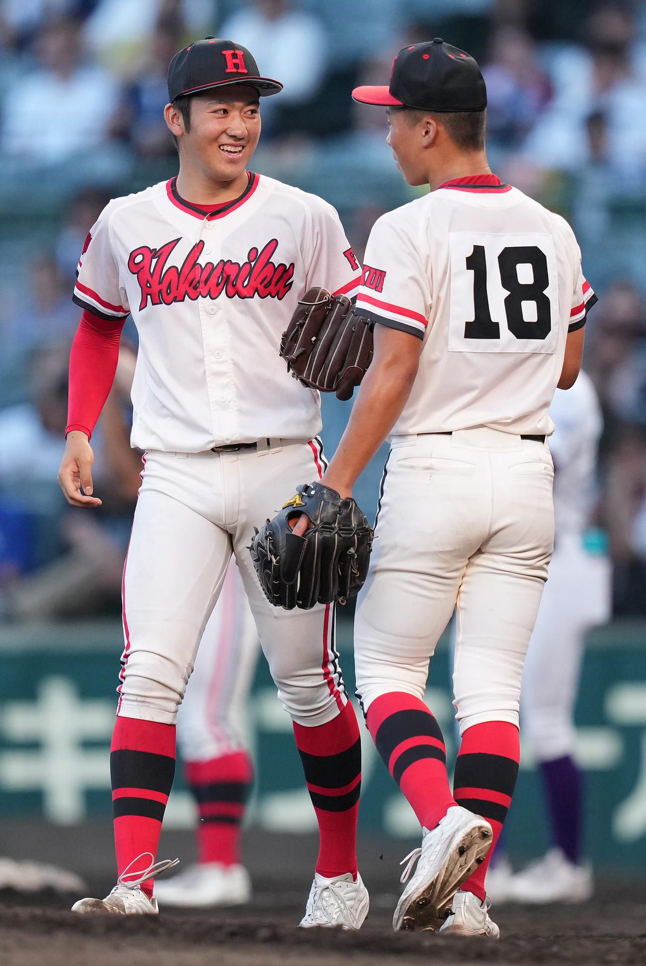 北陸対関東第一　5回裏、北陸3番手の竹田煌士（右）は兄海士にマウンドを託す（撮影・鈴木みどり）