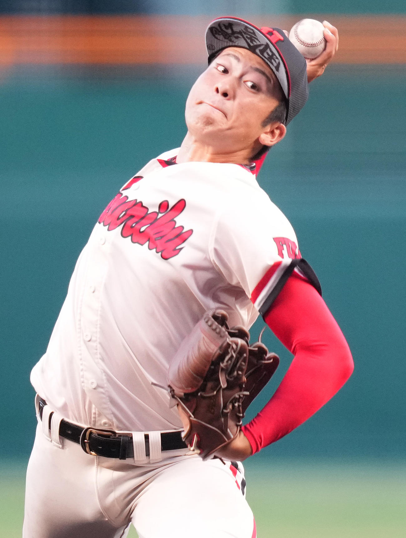 北陸対関東第一　5回途中から北陸4番手で登板した竹田海。帽子のつばに「田舎魂」と書かれていた（撮影・鈴木みどり）