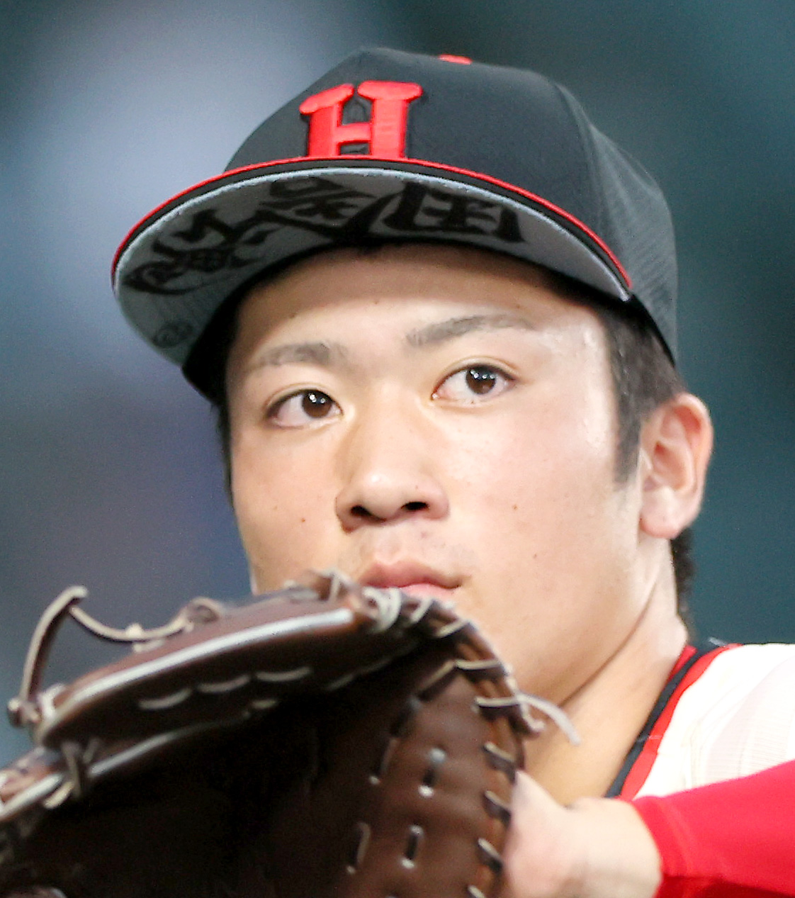 北陸対関東第一　北陸エース竹田海の帽子のつばに「田舎魂」と書かれていた（撮影・上山淳一）