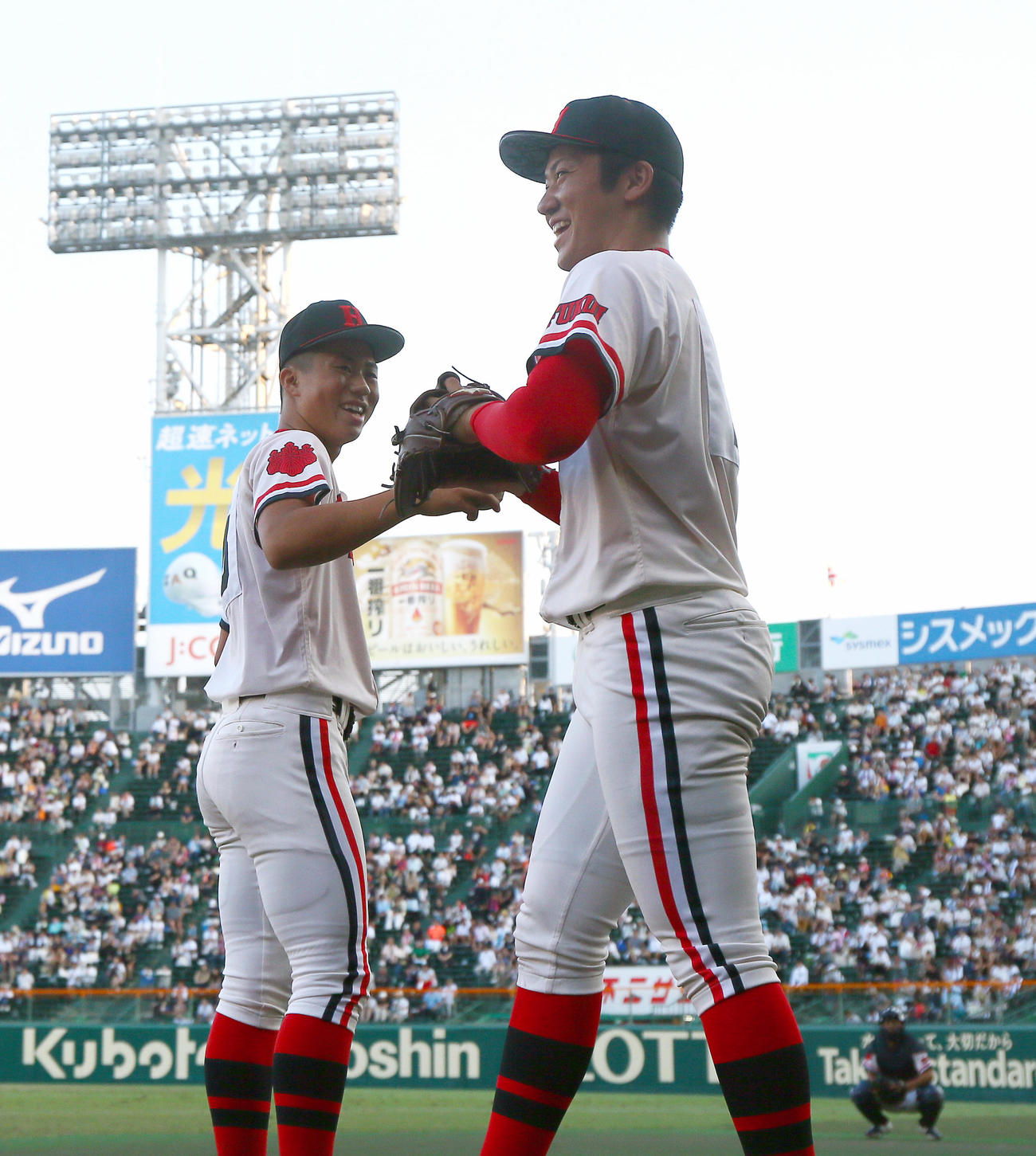 北陸対関東第一　ブルペンで笑顔で話す北陸エース竹田海士（手前）と弟・煌士（撮影・上山淳一）