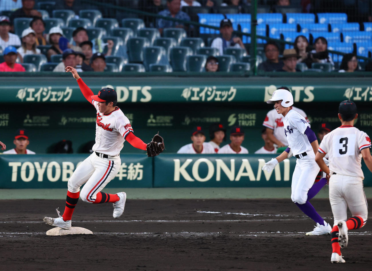 北陸対関東第一　6回裏関東第一2死三塁、成井の一塁へのゴロで竹田がベースカバーに入るも判定はセーフで適時内野安打となる（撮影・藤尾明華）