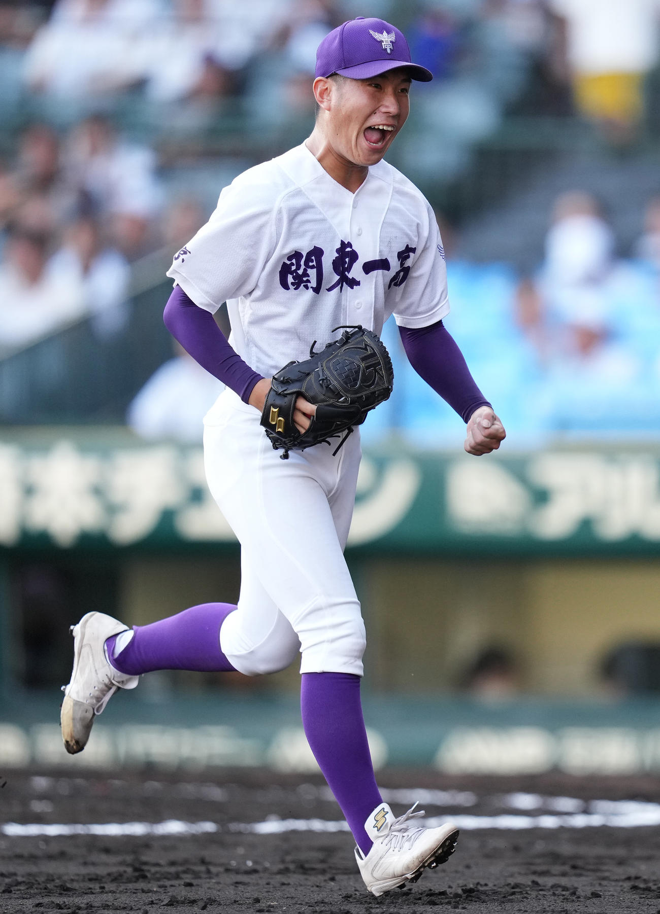北陸対関東第一　3回表を抑え、ガッツポーズする関東第一・畠中（撮影・鈴木みどり）