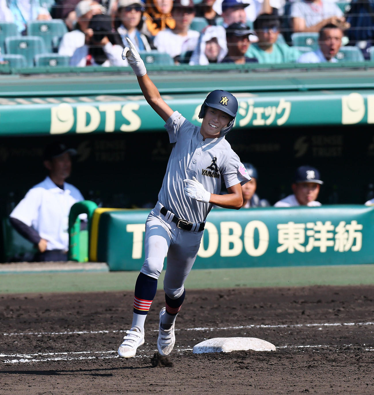 青森山田対長野日大　4回表青森山田1死、佐藤は左越えソロ本塁打を放つ（撮影・加藤哉）