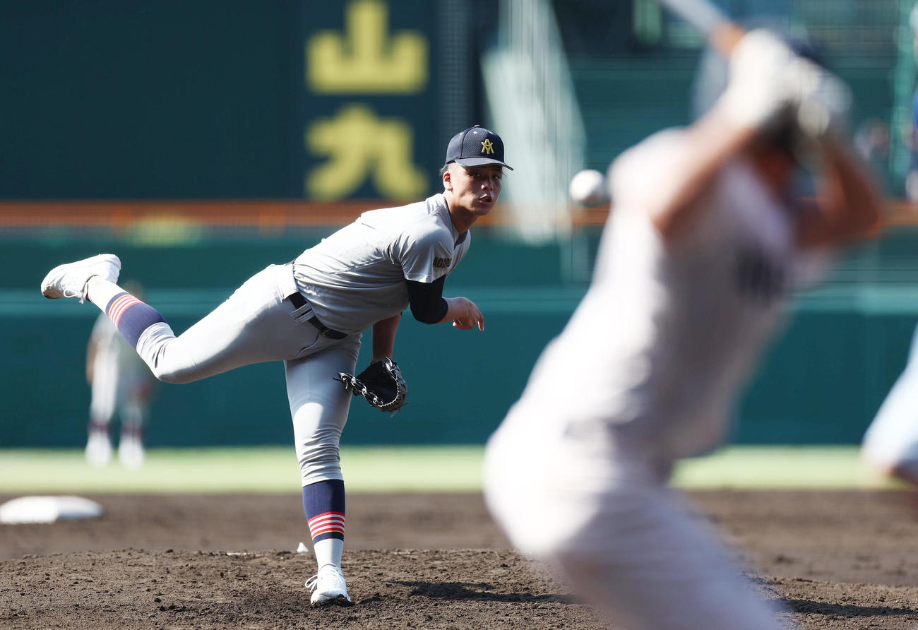 青森山田対長野日大　力投する青森山田先発の関（撮影・前田充）