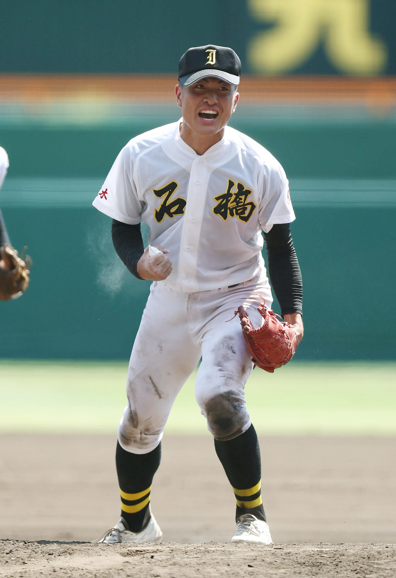 石橋対聖和学園　9回裏聖和学園2死、千葉を遊ゴロに仕留め完封勝利を挙げガッツポーズする入江（撮影・前田充）