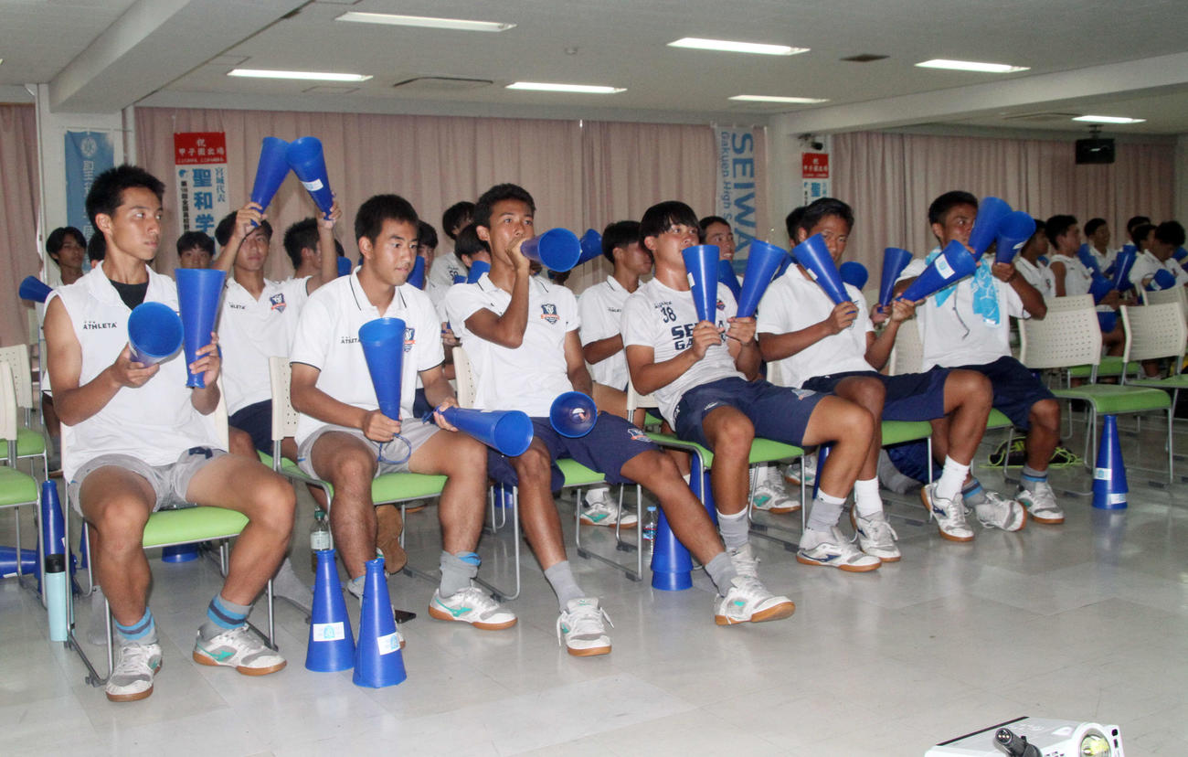 試合が終了し、健闘を称える歓声を送る聖和学園生徒ら（撮影・木村有優）