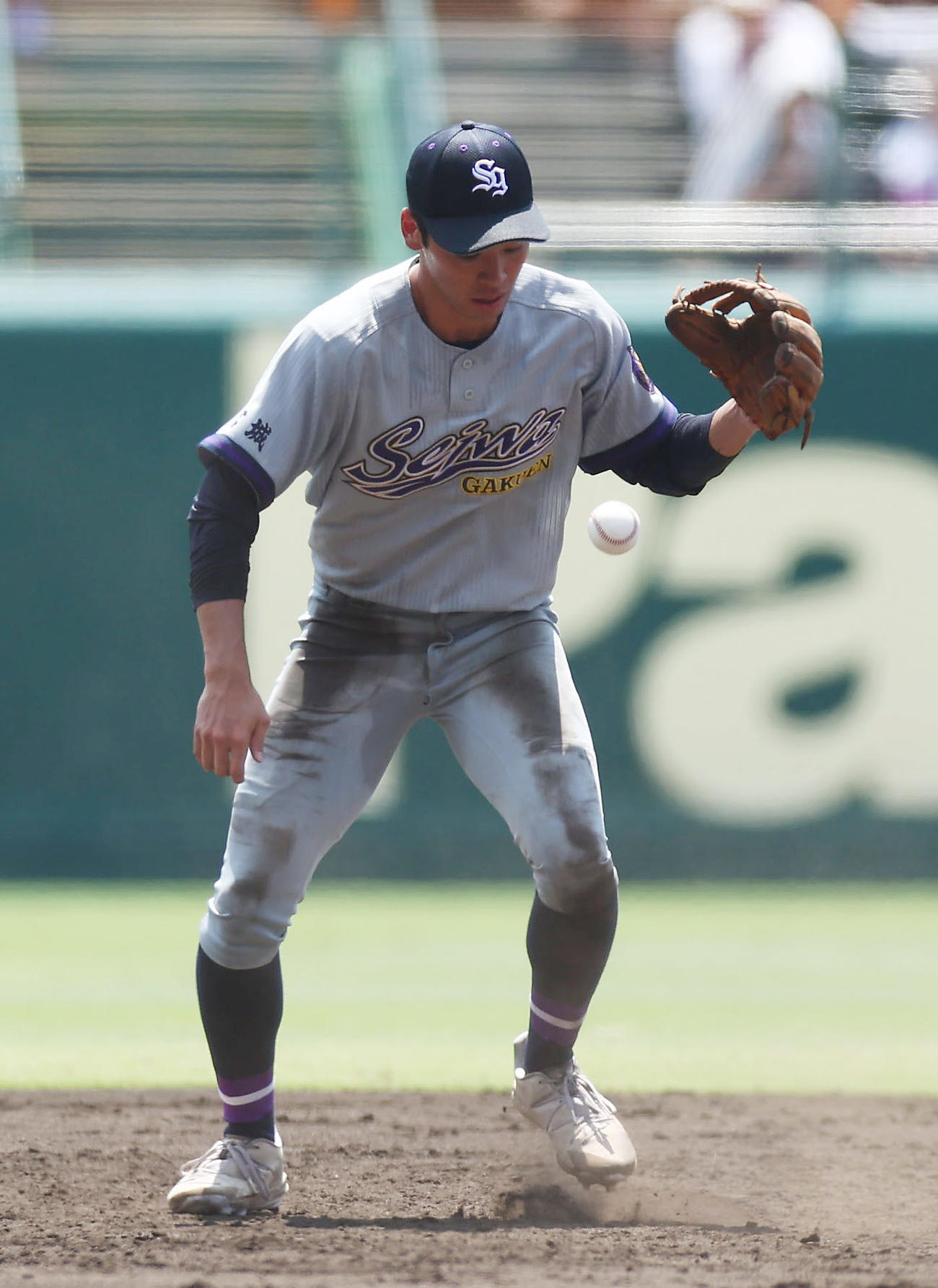 石橋対聖和学園　5回表石橋1死一、二塁、阿部の遊直を故意落球する三浦（撮影・前田充）