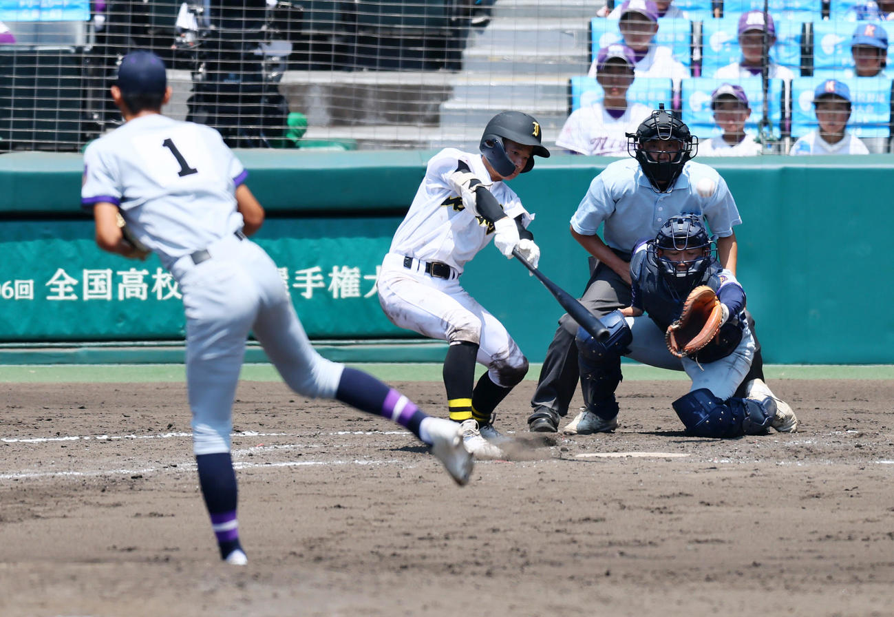 石橋対聖和学園　5回表石橋1死一、二塁、阿部は遊飛を打ち上げる。投手千葉（撮影・加藤哉）