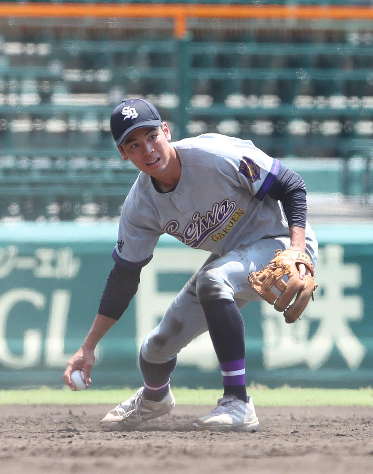 石橋対聖和学園　5回表石橋1死一塁、阿部の遊直を故意落球しボールを拾い直す遊撃三浦（撮影・白石智彦）