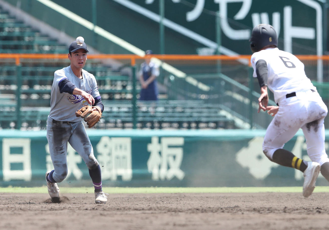 石橋対聖和学園　5回表石橋1死一塁、阿部航汰の遊直を故意落球し二塁へ送球する遊撃三浦（左）。右は二塁走者入江（撮影・白石智彦）