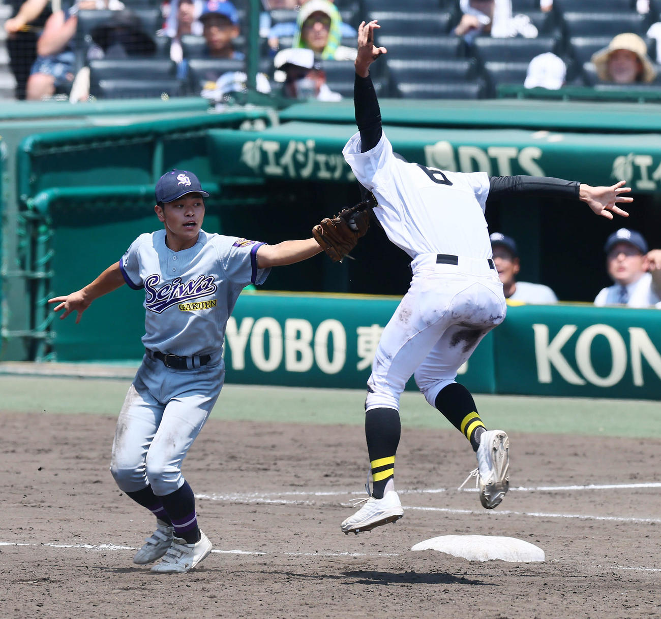 石橋対聖和学園　5回表石橋1死一、二塁、阿部の打球で三塁進塁の二走入江は三塁手広田（左）からタッチされる（撮影・加藤哉）